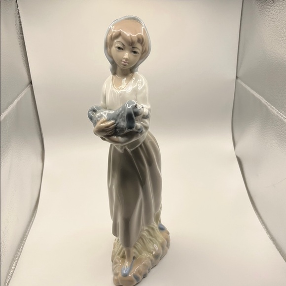 Vintage Cascade Young Girl Holding Dog Porcelain Figurine Made in Spain - Picture 3 of 8